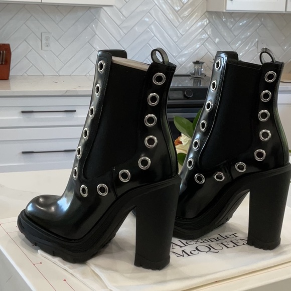 ⭐️⭐️⭐️SOLD ⭐️⭐️⭐️Alexander McQueen Tread Grommet Embellished Chelsea Boot - Picture 10 of 15